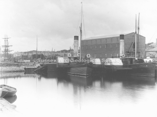 92.2070 Paddle steamers Mistletoe" and "Stella" at Southwick Lock